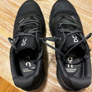 OnCloud Cloudventure Waterproof Black running shoe sneaker 7 fits like 6.5